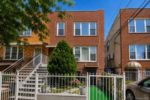 952 E 217th St, Bronx, NY, 10469-1004 | Card Image