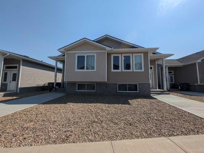 5354 Southlands Dr Se, Home with 3 bedrooms, 2 bathrooms and null parking in Medicine Hat AB | Image 2