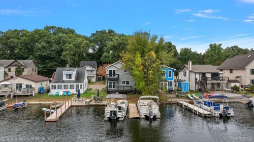 8873 Lagoon Dr, Brighton, MI, 48116-8226 | Card Image