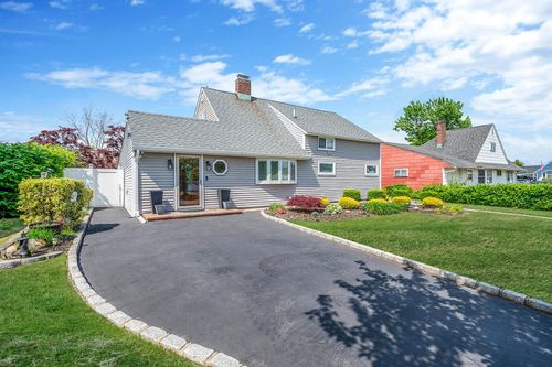 51 Pewter Ln, Hicksville, NY, 11801-6213 | Card Image