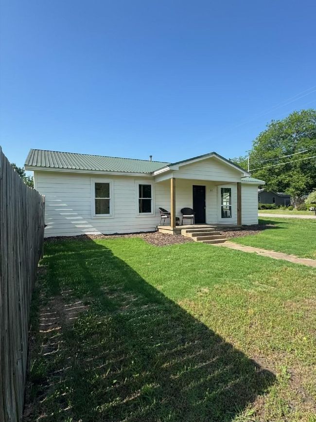 317 W Elm St, House other with 3 bedrooms, 2 bathrooms and null parking in Whitewright TX | Image 32