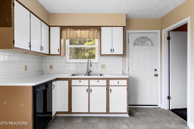 Door to garage and basement | Image 11