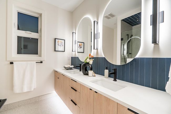 8386 14 Th Ave, Home with 5 bedrooms, 5 bathrooms and 3 parking in Burnaby BC | Image 22