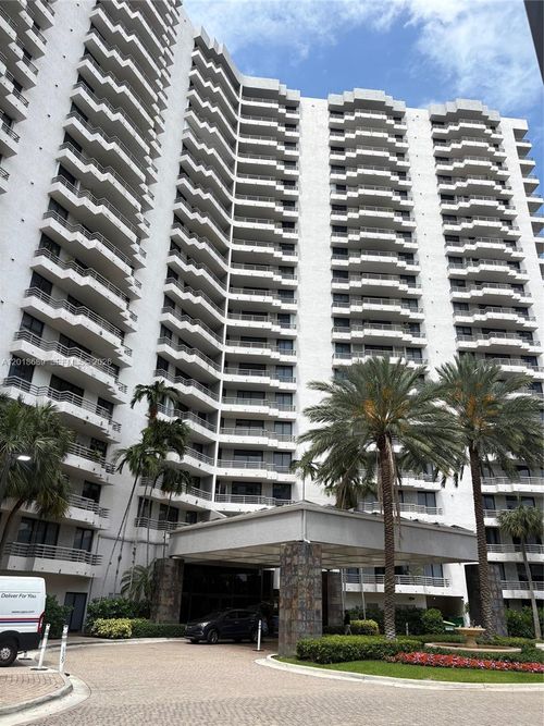 lp18-3300 Ne 191st St, Aventura, FL, 33180-2451 | Card Image