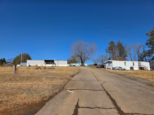 15 Spruce Pine Ln, Bassett, VA, 24055-6406 | Card Image