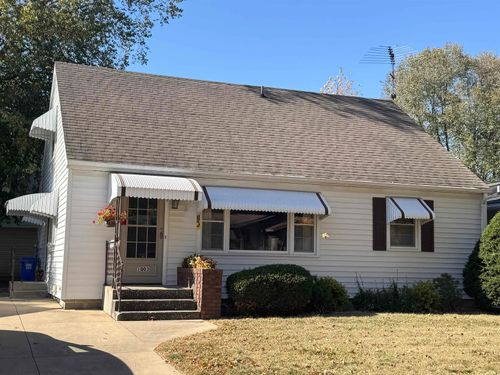 1003 Cedar St, Charles City, IA, 50616-3527 | Card Image