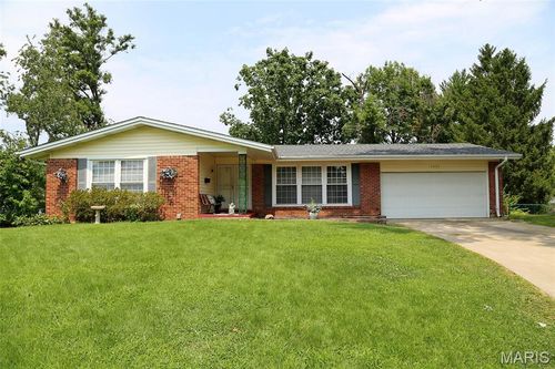 3245 Long Champs Dr, Florissant, MO, 63033-3721 | Card Image