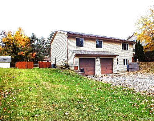 2105 Webster Park Dr, Howell, MI, 48843-9472 | Card Image