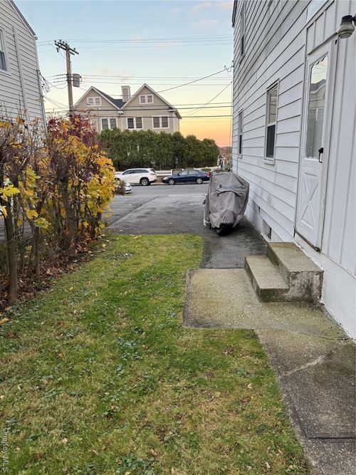 98 Clinton Ave, New Rochelle, NY, 10801-3347 | Card Image