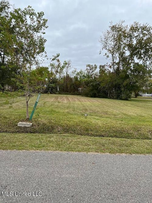 423 Merritt St, Waveland, MS, 39576-3239 | Card Image