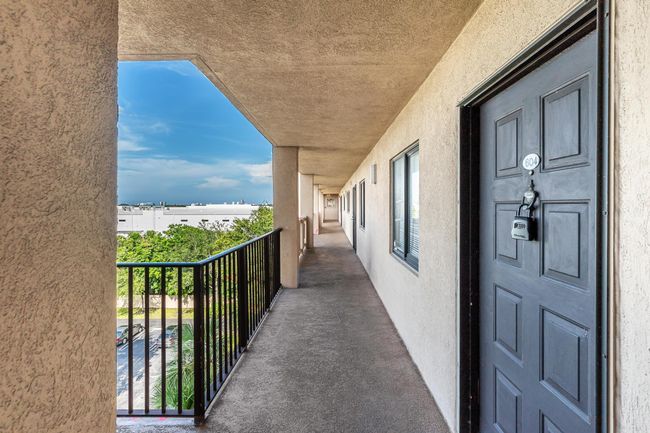 APT-604 - 2200 S Cypress Bend Dr, Condo with 1 bedrooms, 2 bathrooms and null parking in Pompano Beach FL | Image 24