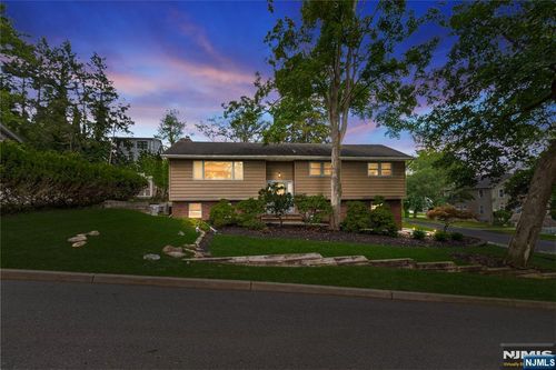 18 Ruth Ln, Demarest, NJ, 07627-2116 | Card Image