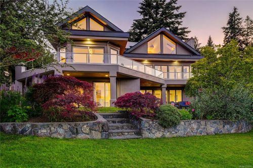 4961 Lochside Dr, Victoria, BC, V8Y2E6 | Card Image