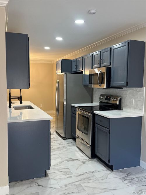 46930 Country Ln, Macomb, MI, 48044-3333 | Card Image