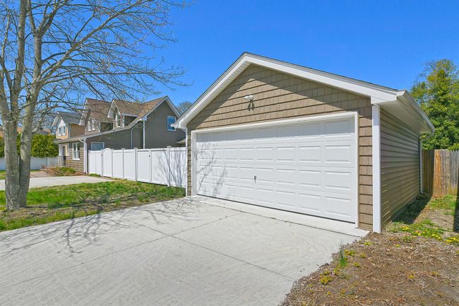 Detached garage with fence | Image 8