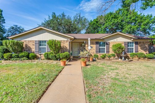 701 Nw Charlyne Dr, Burleson, TX, 76028-4001 | Card Image