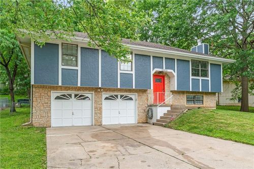 10003 Nw 71st St, Parkville, MO, 64152-2411 | Card Image