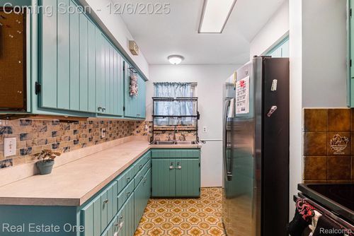 1148 Parallel St, Fenton, MI, 48430-2273 | Card Image