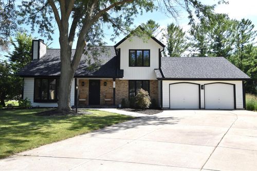 11801 W Woodland Circle, HALES CORNERS, WI, 53130 | Card Image