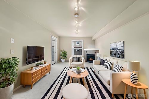 b309-690 32nd St, Bellingham, WA, 98225 | Card Image