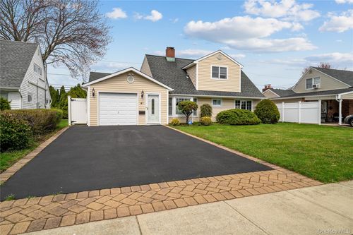 41 Winter Ln, Hicksville, NY, 11801-6219 | Card Image