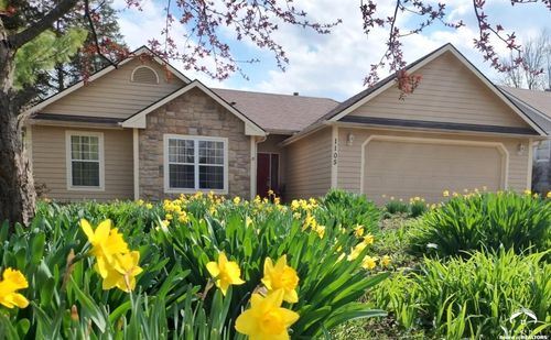 1105 Chapel St, Baldwin City, KS, 66006-3031 | Card Image