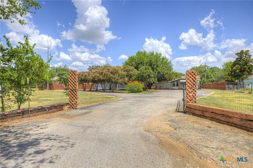 580 E Zipp Rd, New Braunfels, TX, 78130-9545 | Card Image