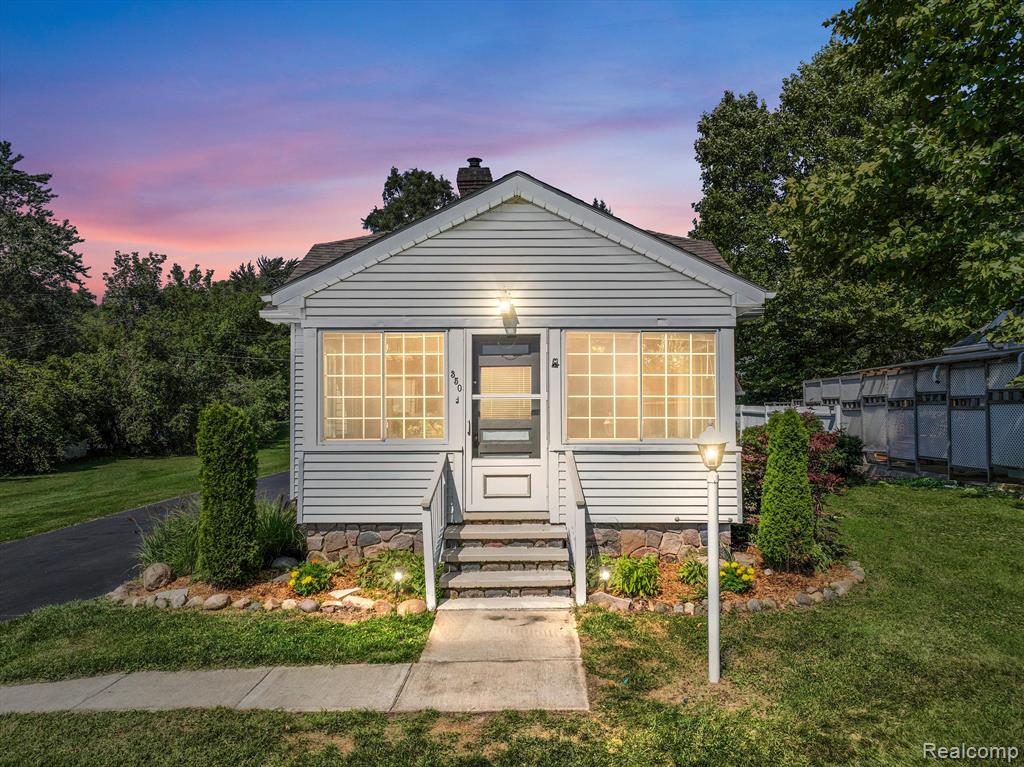 Newport Ave, Pontiac, MI 48340