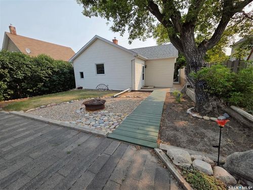 212 6th Ave Ne, Swift Current, SK, S9H2M2 | Card Image
