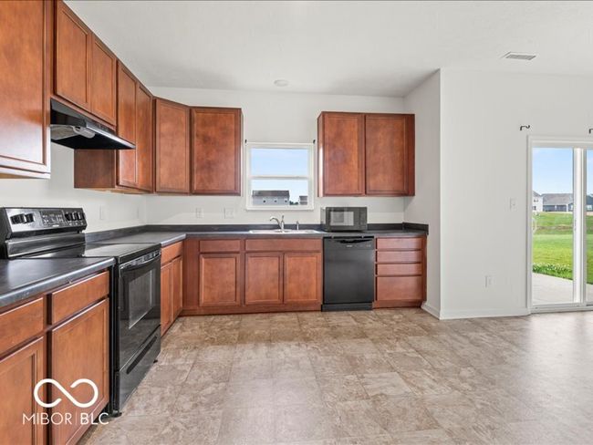Spacious kitchen | Image 7