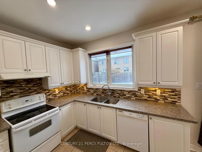 17 Ambercroft St, House other with 5 bedrooms, 4 bathrooms and 2 parking in Markham ON | Image 6