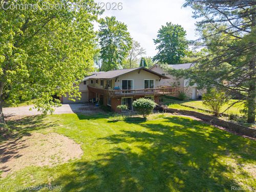 820 Clara St, Commerce Township, MI, 48390-1018 | Card Image