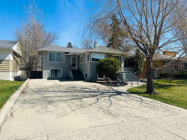519 16 Street S, Home with 4 bedrooms, 2 bathrooms and 8 parking in Lethbridge AB | Image 2