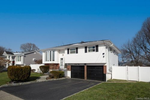 23 Frank St, Brentwood, NY, 11717-6005 | Card Image