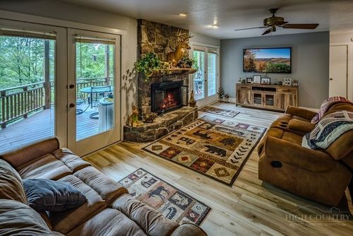 136 Hornbeam Rd, Beech Mountain, NC, 28604-8105 | Card Image