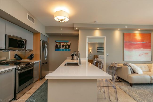 APT-1005 - 17555 Atlantic Blvd, Condo with 2 bedrooms, 2 bathrooms and null parking in Sunny Isles Beach FL | Image 6