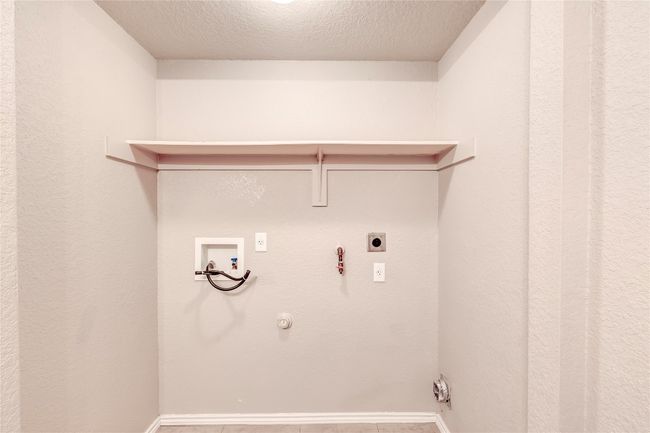 Washroom featuring hookup for a gas dryer, electric dryer hookup, hookup for a washing machine, and a textured ceiling | Image 20