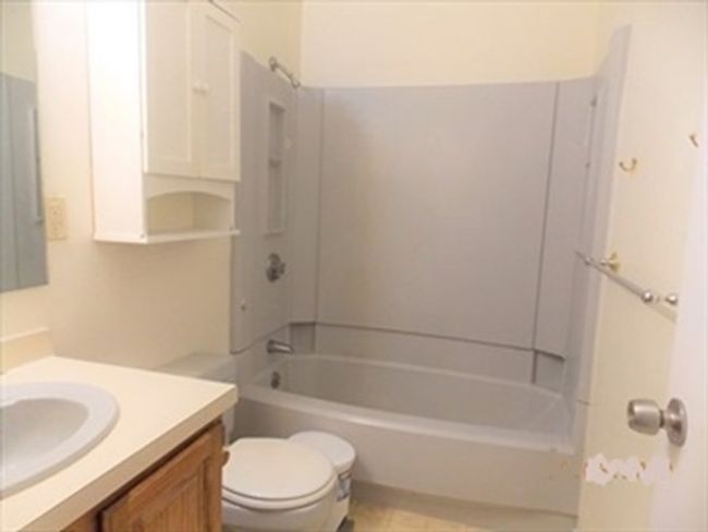 APT-12 - 273 Boston Post Rd E, Condo with 1 bedrooms, 1 bathrooms and 2 parking in Marlborough MA | Image 4