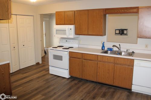 7 Park Ln, Clear Lake, IA, 50428-1002 | Card Image