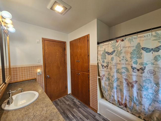 Main floor bath | Image 16