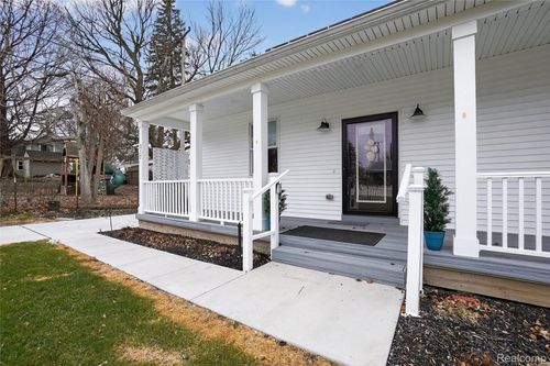 317 N Collins St, Fowlerville, MI, 48836-9709 | Card Image