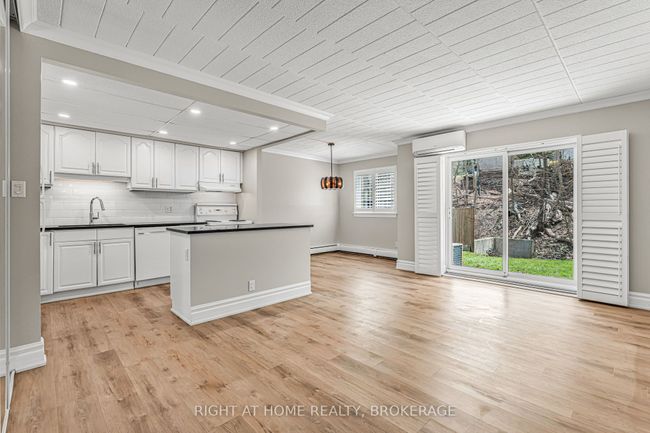 102 - 20 John St, Condo with 2 bedrooms, 1 bathrooms and 3 parking in Grimsby ON | Image 4