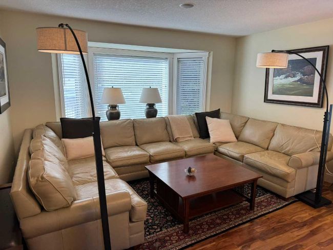 9204 Oakmount Drive Sw, Home with 3 bedrooms, 3 bathrooms and 4 parking in Calgary AB | Image 6