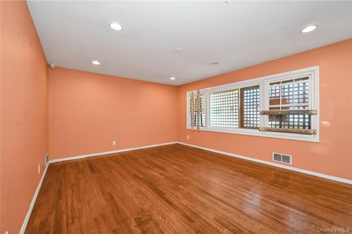 58 Amherst Ln, Hicksville, NY, 11801-3304 | Card Image