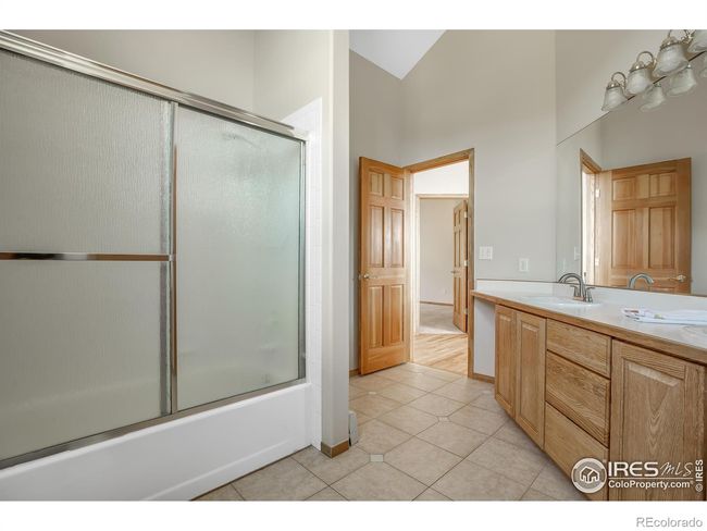 upper level bathroom | Image 27
