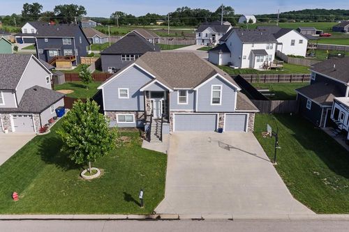 928 N Oak Ter, Tonganoxie, KS, 66086-4504 | Card Image