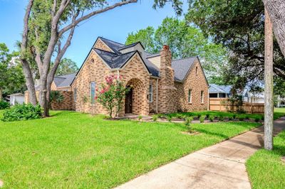 407 E Santa Rosa Street, House other with 2 bedrooms, 1 bathrooms and null parking in Victoria TX | Image 2