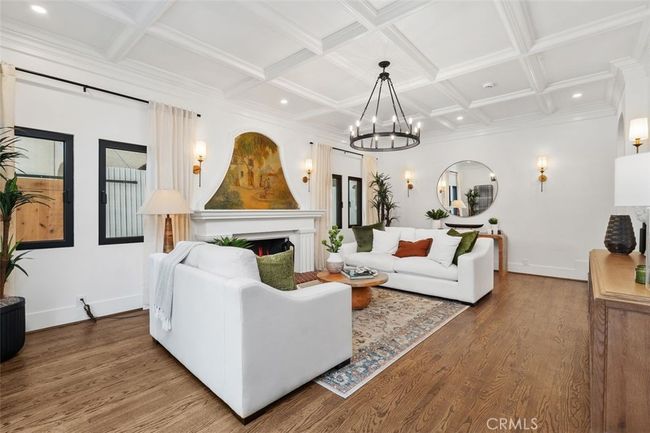 BOTTOM UNIT LIVING ROOM | Image 7