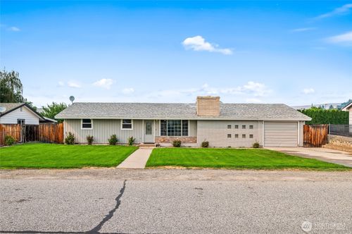 203 1st St Se, East Wenatchee, WA, 98802-5312 | Card Image