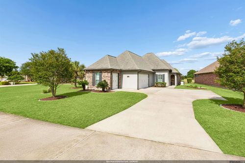 5255 Courtyard Dr, Gonzales, LA, 70737-8576 | Card Image